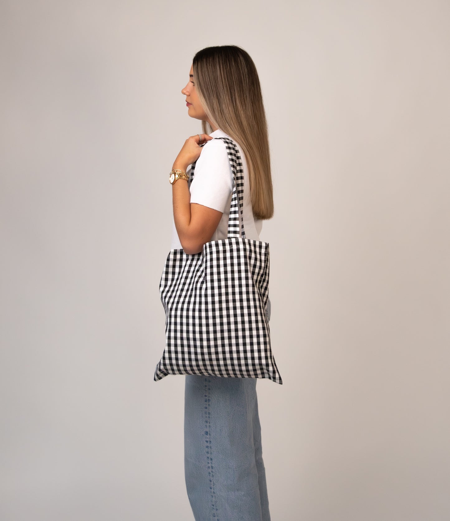 Woman with Amalfi Jetset tote on shoulder, side view